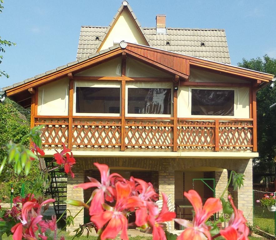 Tiszavirag Vendeghaz Villa แซแก็ด ภายนอก รูปภาพ