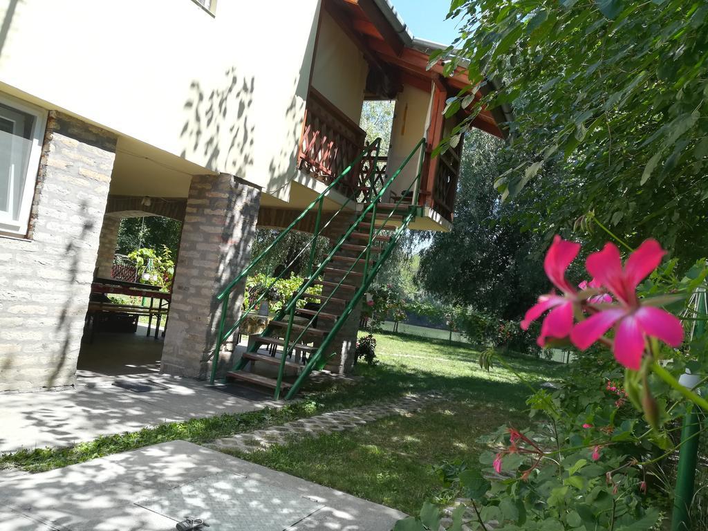 Tiszavirag Vendeghaz Villa แซแก็ด ภายนอก รูปภาพ